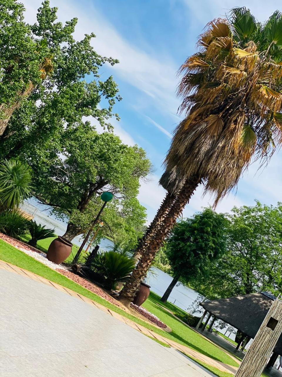 Lalamanzi River Lodge Vanderbijlpark Exteriör bild